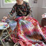 Kaffe Fassett w swojej pracowni. Barwna obsesja Kaffe Fassetta