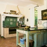 Kafle pod okapem to małe, ręcznie robione dzieła sztuki z sycylijskiego miasteczka Erice.