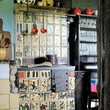 Kafle wykorzystane do budowy węglowego pieca pan Henryk malował własnoręcznie, więc można powiedzieć, że są