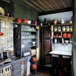 Kafle wykorzystane do budowy węglowego pieca pan Henryk malował własnoręcznie, więc można powiedzieć, że są