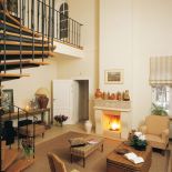 Kameralny rodzinny salonik. Stąd malowniczymi krętymi schodkami wchodzi się do reprezentacyjnej części domu.