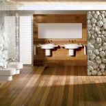 Kamień, drewno i ceramika Happening. Podwieszane wc kosztuje 1424 zł, bidet podwieszany - 1280 zł,