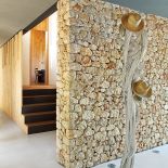 Kamień i drewno, oryginane detale, np. wieszak na kapelusze z pokręconych konarów, które wyrzuciło morze