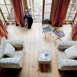 Kamień i wiekowe sosnowe dechy na podłogę gospodarze odkupili od sąsiadów.