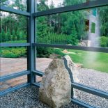 Kamień, który łączy dom z ogrodem. Dom otwarty na las