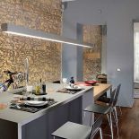 Kamień nie tylko na ścianie. Blat zrobiony jest z odpornego na ścieranie i wilgoć kwarcogranitu