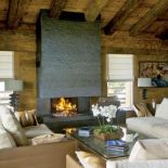 Kamień, z którego zrobiono kominek, był transportowany z pobliskiego kamieniołomu specjalnie wynajętym helikopterem.