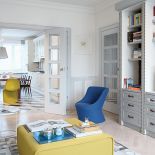 Kamienica z lat 30. Mieszkanie wykończone klasycznie, ale z dodatkiem koloru i dizajnu.