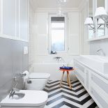 Kamienica z lat 30. Mieszkanie wykończone klasycznie, ale z dodatkiem koloru i dizajnu.