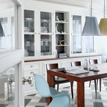 Kamienica z lat 30. Mieszkanie wykończone klasycznie, ale z dodatkiem koloru i dizajnu.