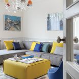 Kamienica z lat 30. Mieszkanie wykończone klasycznie, ale z dodatkiem koloru i dizajnu.