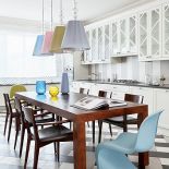 Kamienica z lat 30. Mieszkanie wykończone klasycznie, ale z dodatkiem koloru i dizajnu.