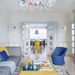 Kamienica z lat 30. Mieszkanie wykończone klasycznie, ale z dodatkiem koloru i dizajnu.