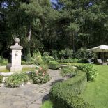 Kamienna fontanna przyjechała z Francji. Tam nietrudno znaleźć galerie i sklepy, które sprzedają meble ze starych zamków.