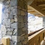 Kamienna kolumna. Dom z drewna i szkła