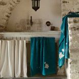 Kamienna umywalka świetnie ?czuje się? w rustykalnych łazienkach. Połączenie bieli kamienia z niebieskimi dodatkami nada