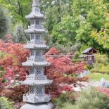 Kamienne dekoracje podkreślają japoński klimat ogrodu.