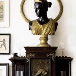 Kamienne popiersie. Domowa scenografia