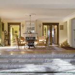 Kamienne schody prowadzą do saloniku.