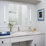 Kamienny blat i płytki ułożone na cegiełkę.