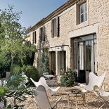 Kamienny dom z piwniczką na wino. Wnętrza są ascetyczne, meble zrobił miejscowy stolarz. Wszystko w stylu rustykalnym.