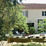 Kamienny dom z piwniczką na wino. Wnętrza są ascetyczne, meble zrobił miejscowy stolarz. Wszystko w stylu rustykalnym.