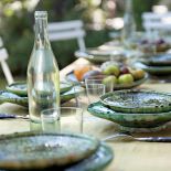 Kamienny dom z piwniczką na wino. Wnętrza są ascetyczne, meble zrobił miejscowy stolarz. Wszystko w stylu rustykalnym.