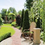 Kamienny zegar stoi w najbardziej nasłonecznionej części ogrodu.