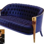 Kanapa Colombo Stile z pozłacanymi i intarsjowanymi nogami oraz jej projektant Carlo Rampazzi.