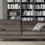 Kanapa dopasowana jak garnitur? Czemu nie. Sofy i narożniki idealnie dobierzemy do salonu. Z podłokietnikami