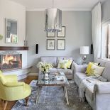 Kanapa i fotel mają tkaniny z Designers Guild. Stąd pochodzą też jedwabne, kwieciste poduszki. Stolik,