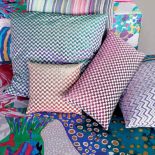 Kanapa Napin Lomboki i jedwabne poduszki z metalicznym połyskiem. Missoni