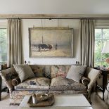 Kanapa obita ciekawą wzorzystą tkaniną.