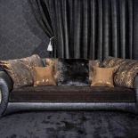 Kanapa Perugia. Podłokietniki ma z tłoczonej skóry bycast przypominającej skórę aligatora, siedzisko i poduszki z