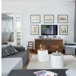 Kanapa z filcowanej wełny (Zuiver), pieńki i waza z HK Living