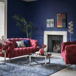 kanapa na środku salonu