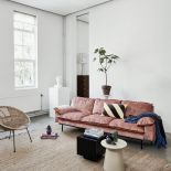 kanapa przy ścianie w salonie