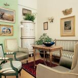 Kanapkę i eklektyczny stolik kupił jeszcze przed wojną ojciec gospodyni.