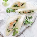 Kanapki z wędzonym pstrągiem i kaparami