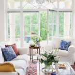 Kanapy i fotel przyjchały z IKEA, szklany stolik pochodzi ze Sweet Living, poduszka i pledy od Etro Home.