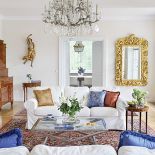 Kanapy i fotel przyjchały z IKEA, szklany stolik pochodzi ze Sweet Living, poduszka i pledy od Etro Home.