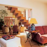 Kanciasta, geometryczna forma schodów kojarzy się z minimalizmem japońskich wnętrz.