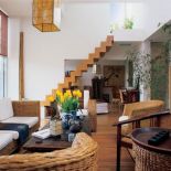 Kanciasta, geometryczna forma schodów kojarzy się z minimalizmem japońskich wnętrz.