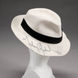 Kapelusz Michaela Jacksona sprzedany za 56 000 dolarów.