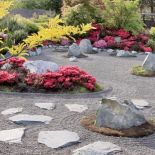 Karesansui- ogród żwiru i kamieni . Żwir jest grabiony w charakterystyczne koncentryczne kręgi, które