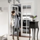 Karmelowe ściany ozdobione białą sztukaterią – jak mleczna kawa z pianką. Czarne zmysłowe dodatki niczym