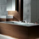 Kaskadę zamiast strumienia daje wylewka baterii nawannowej z serii Deque. DORNBRACHT