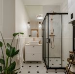 kaszmirowa łazienka z czarnymi dodatkami