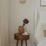 kaszmirowa sypialnia z drewnem