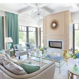 Katarzyna Sawicka idealnie dobrała dodatki: dywan, ceramiczną miętową lampę, porcelanę i drobiazgi z biżuteryjnym błyskiem.